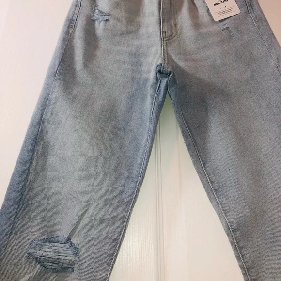 Levi’s juniors “mom jeans” (24) - Picture 4 of 8